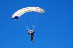 开云体育-赛道暗夜的火与冰，迈凯伦的精密屠戮与周冠宇的野性炬火