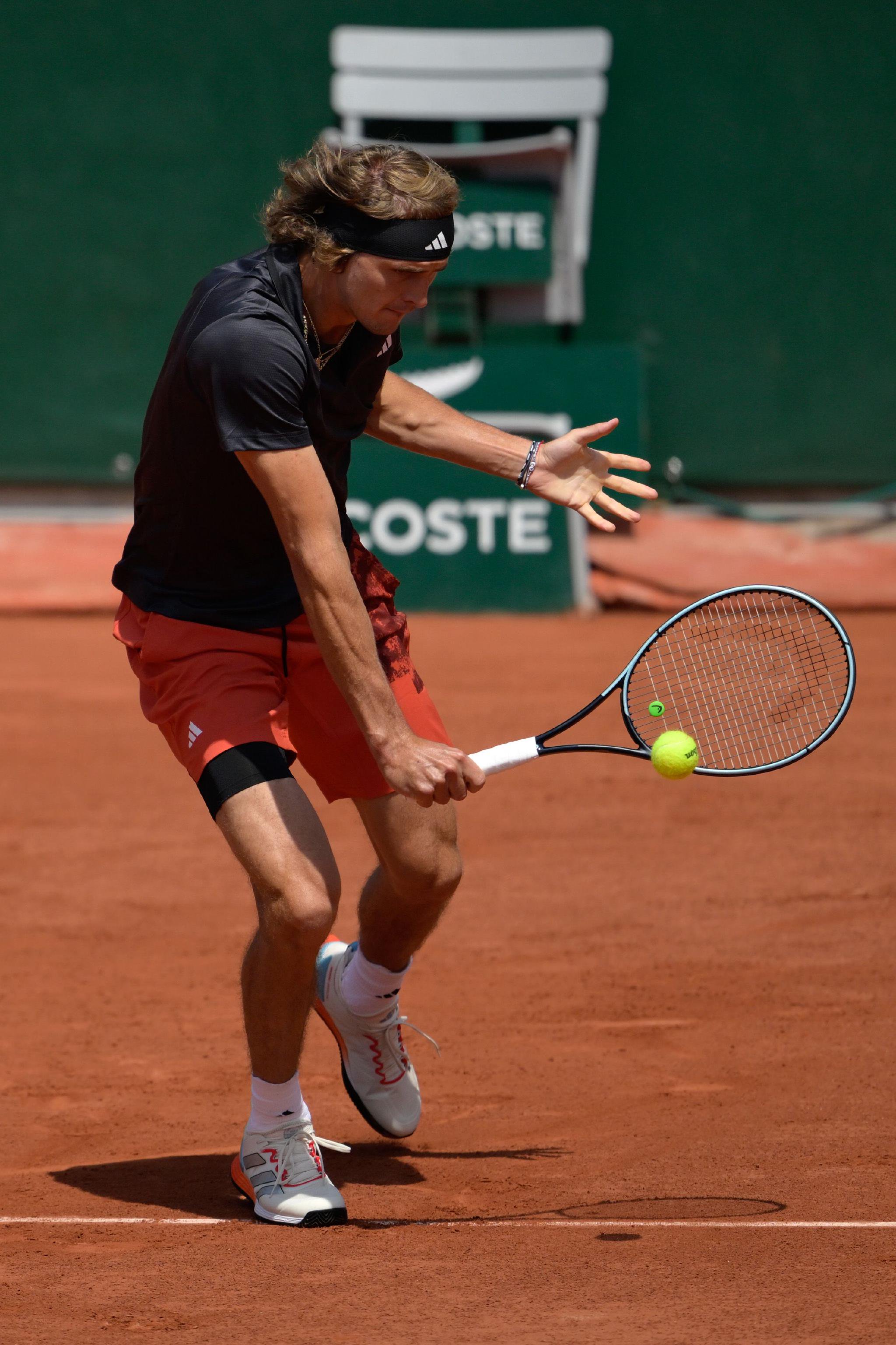 西班牙网球队险胜日本网球队,兹维列夫惊艳世界 西班牙网球队险胜日本网球队,兹维列夫惊艳世界