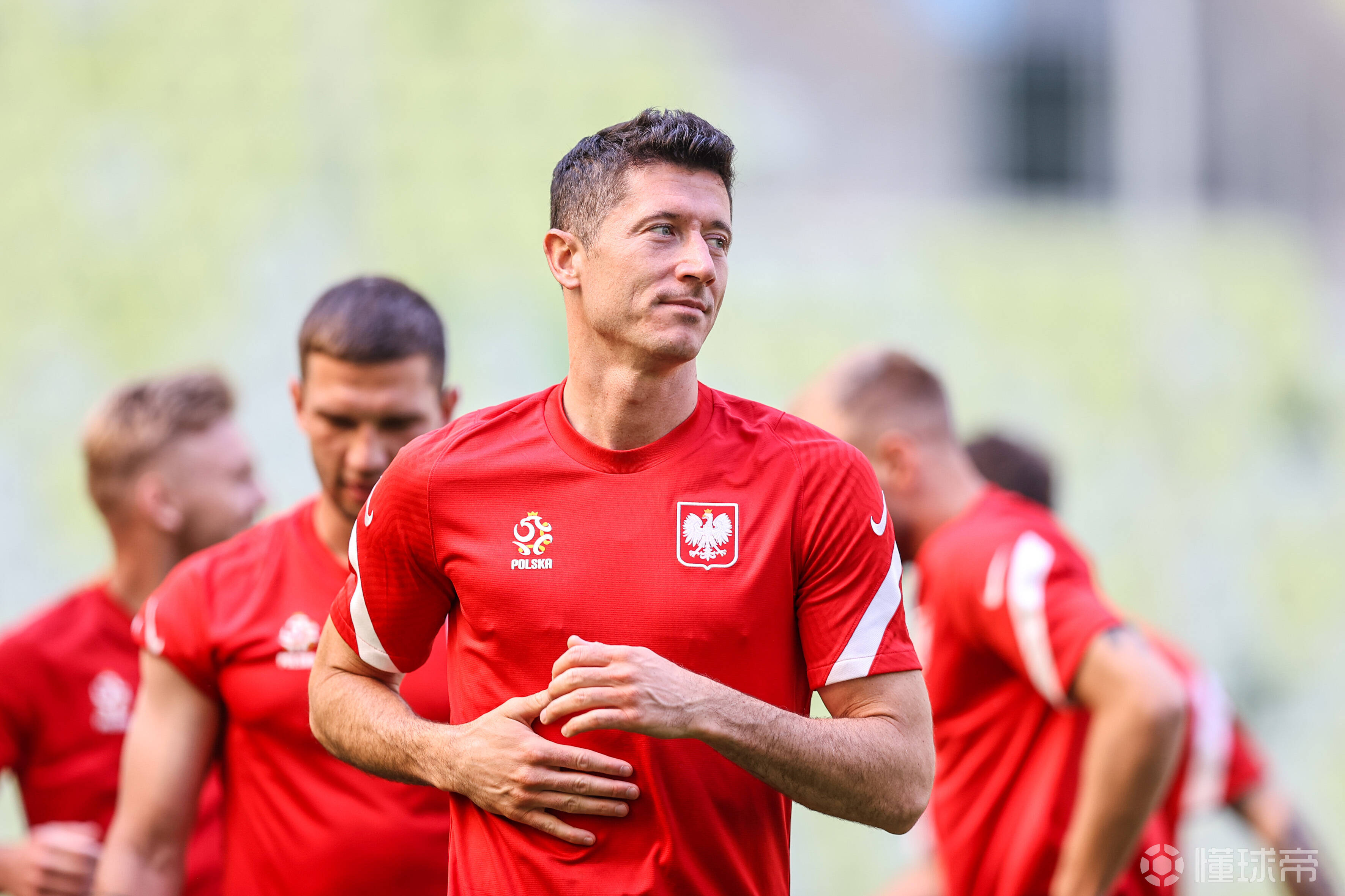 波兰险胜瑞典，苏亚雷斯爆发神勇