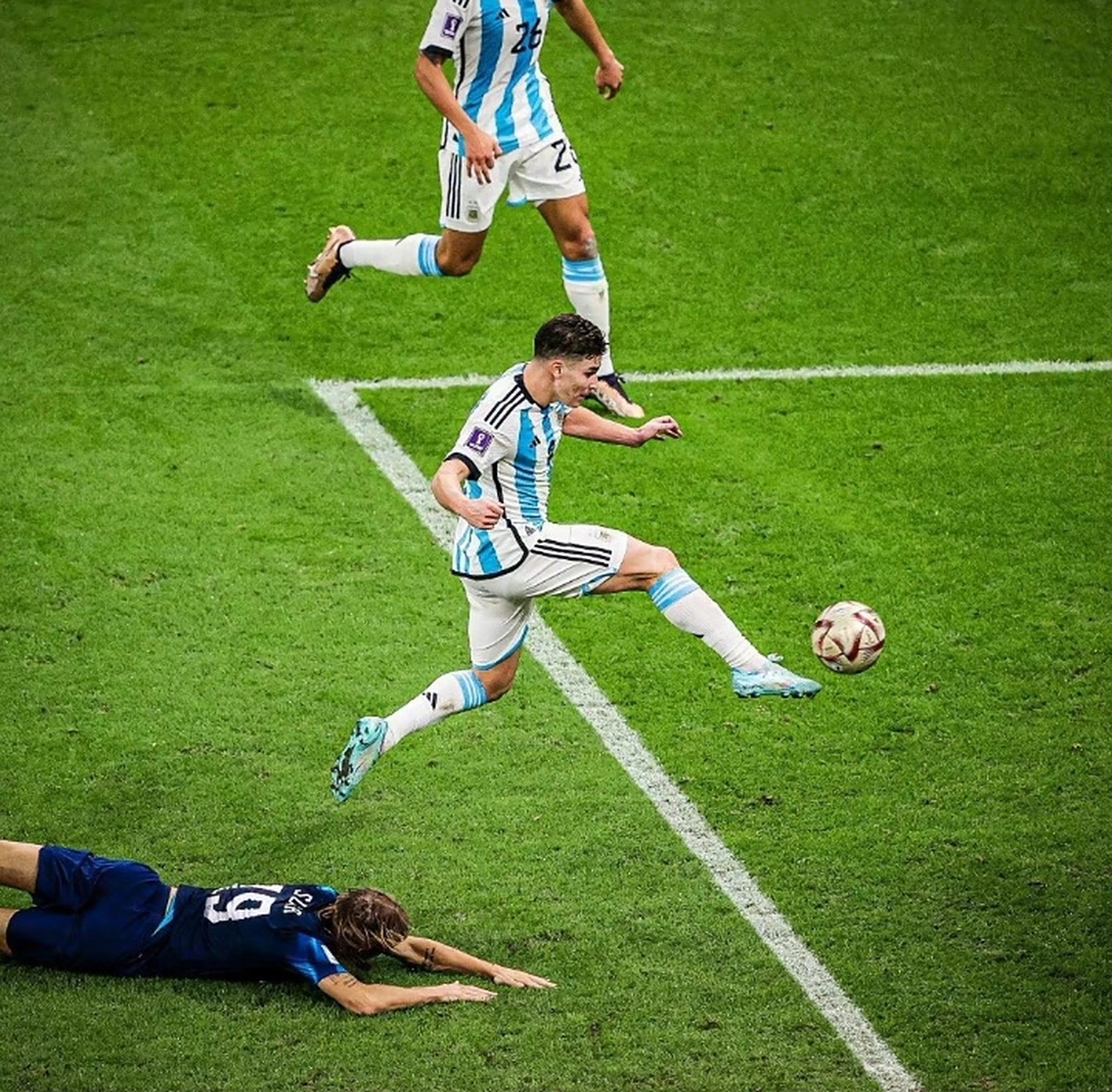 阿根廷逆转马赛，阿尔瓦雷斯关键制胜