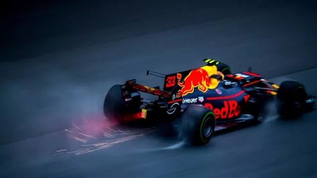 阿斯顿马丁险胜雷诺车队，诺里斯刷新纪录