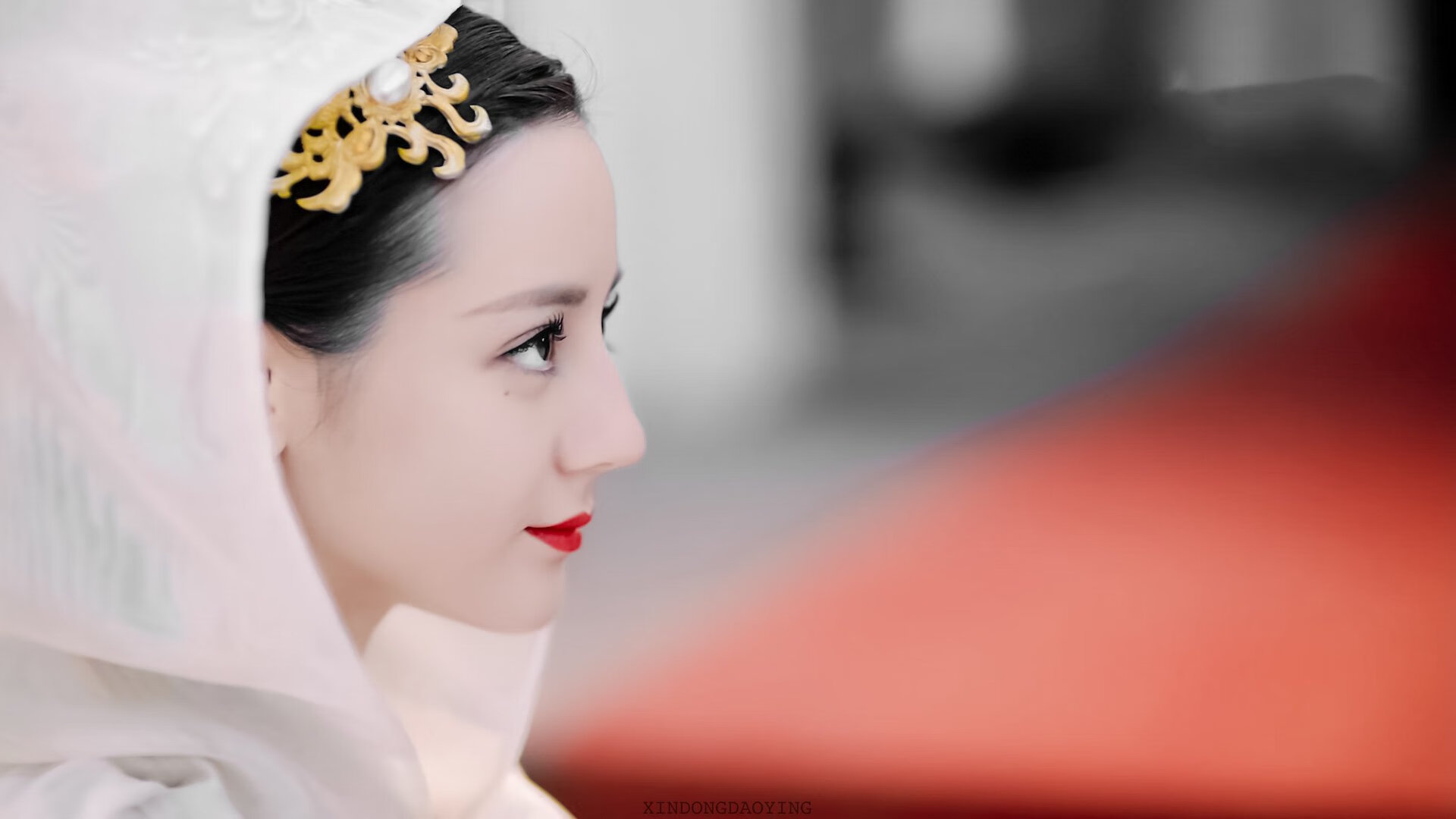 平行时空的较量，F1引擎轰鸣时，奥斯梅恩在绿茵场点亮了什么？