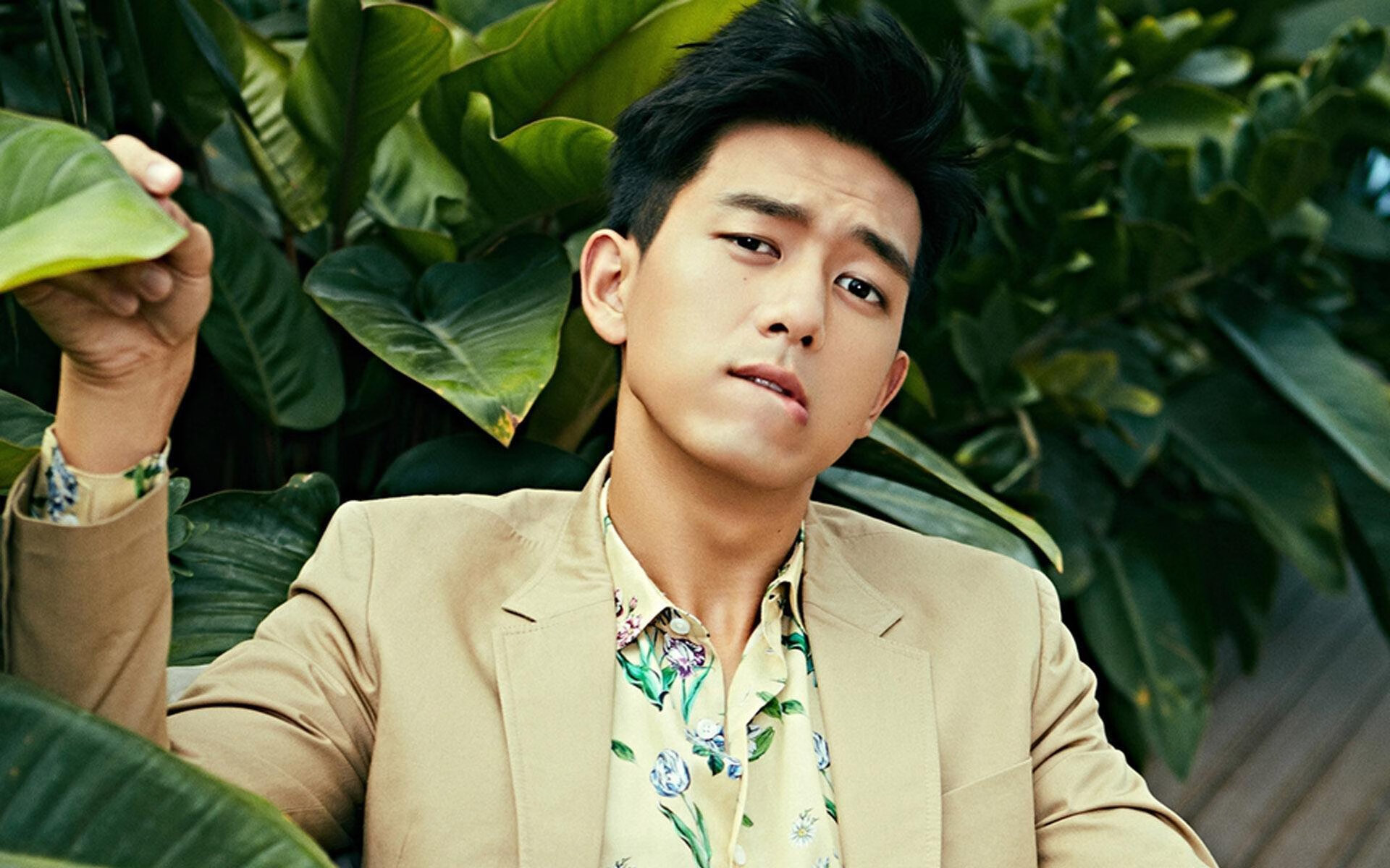 篮球场上的英超争冠战，布克如超级射手主宰，马刺击溃勇士显团队真谛