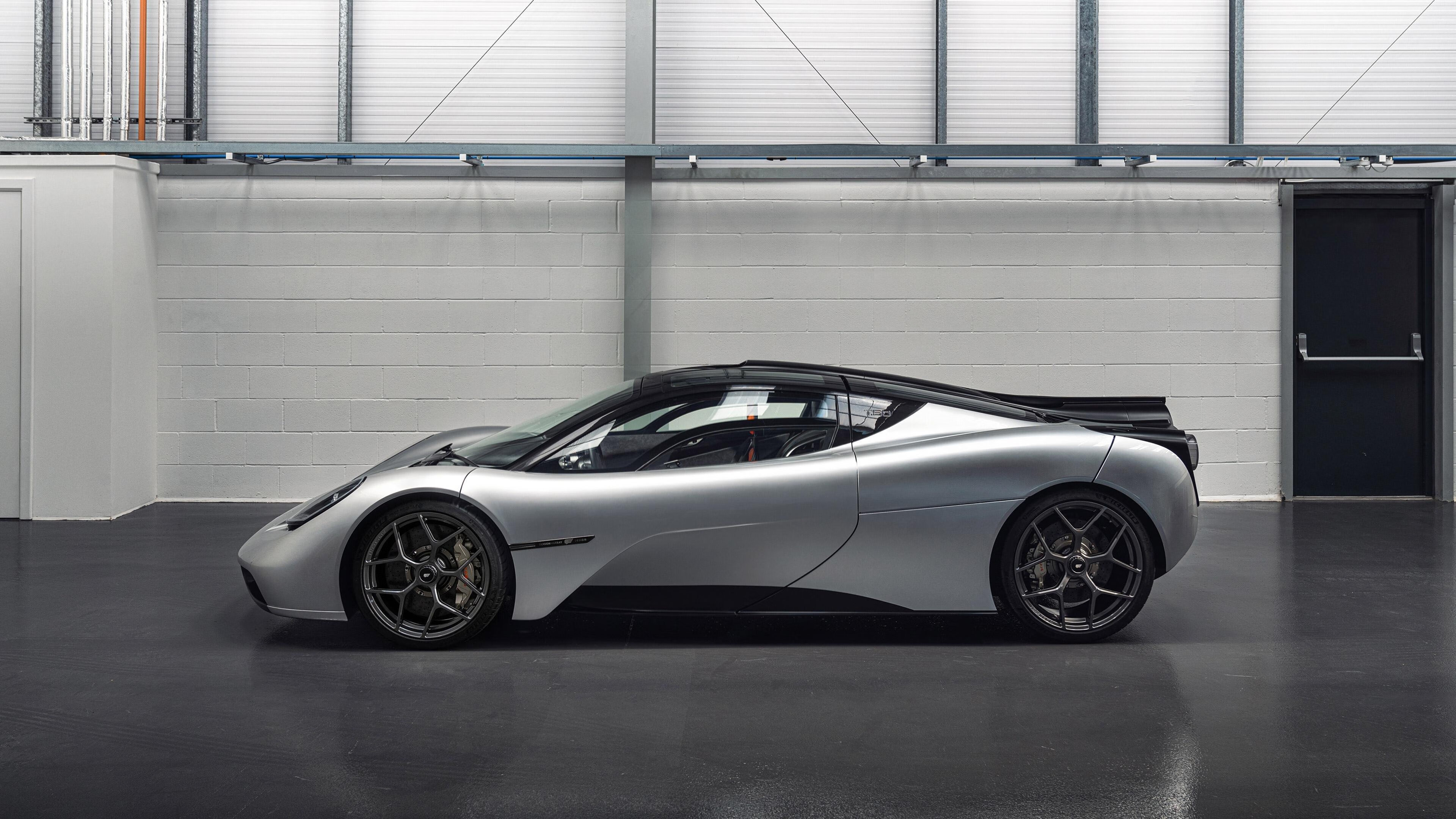 绿茵场上的争冠硝烟，篮球馆内的强压风暴—德甲焦点战与广厦队力克老鹰的启示